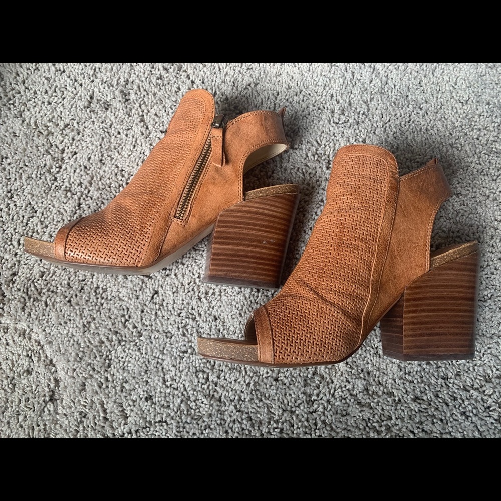 ISOLA women’s shoes size 8 1/2